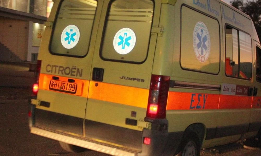 Τροχαίο ατύχημα στο Μικρολίμανο – Αυτοκίνητο παρέσυρε τραπέζια